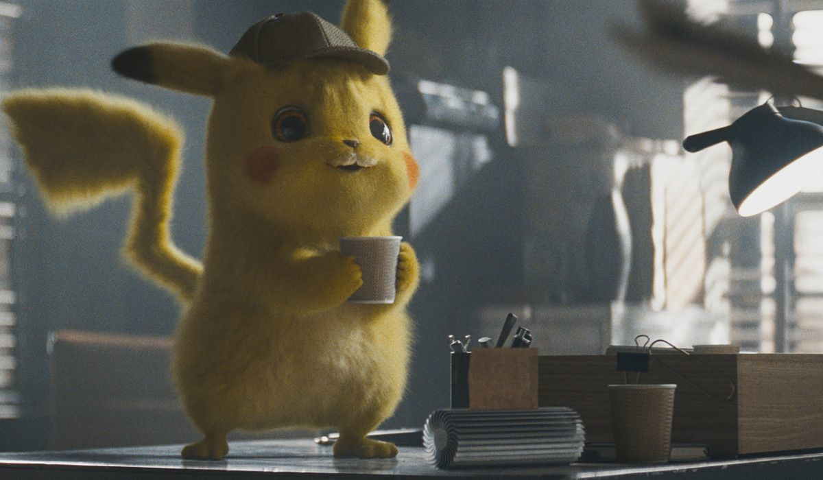 Pokemon: Detetive Pikachu Pikachu bebe um café em sua mesa
