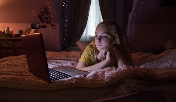 Eighth Grade Elsie Fisher gazes at her laptop in the dark