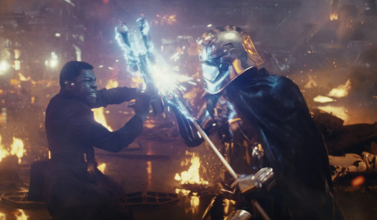 Star Wars: The Last Jedi Finn luta contra Phasma em um destruidor de estrelas em chamas