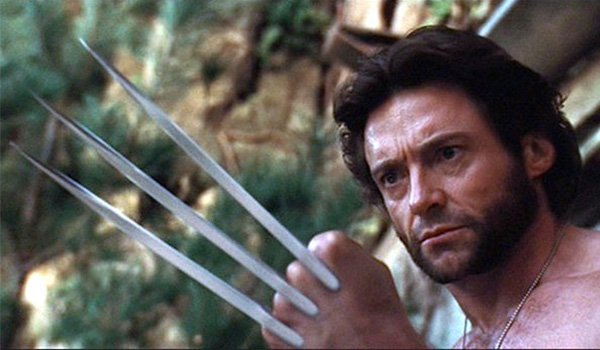 Wolverine med sina knivar utfällda