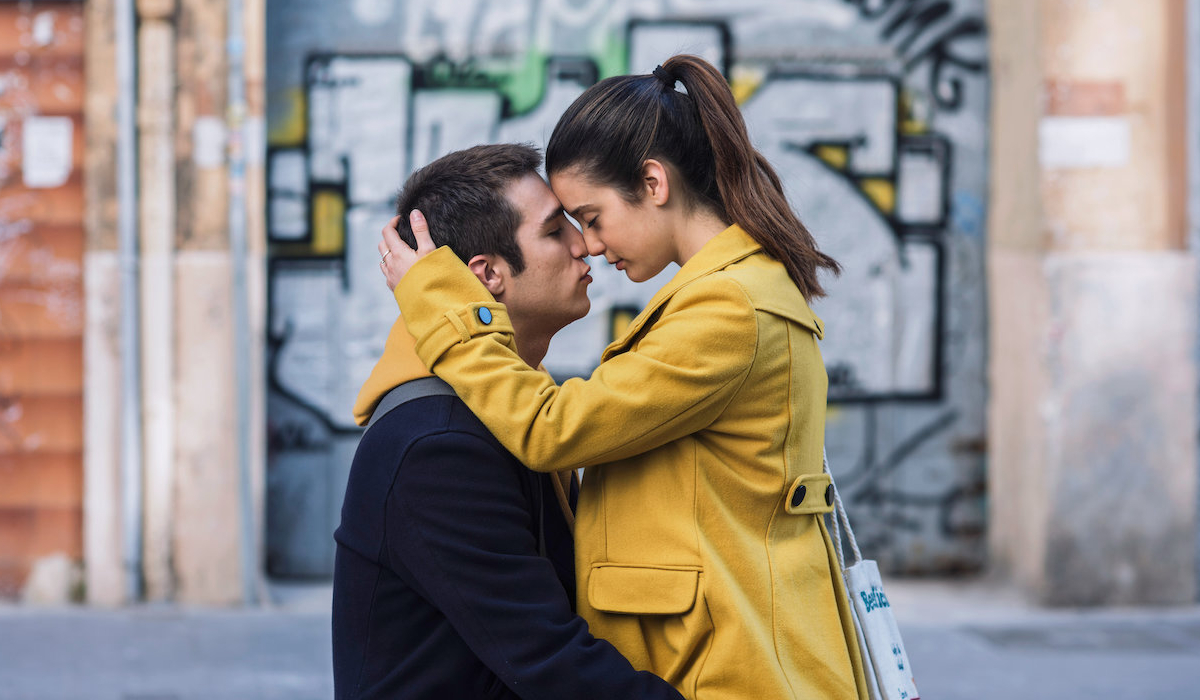 Amar Pol Monen and María Pedraza embrace in the street