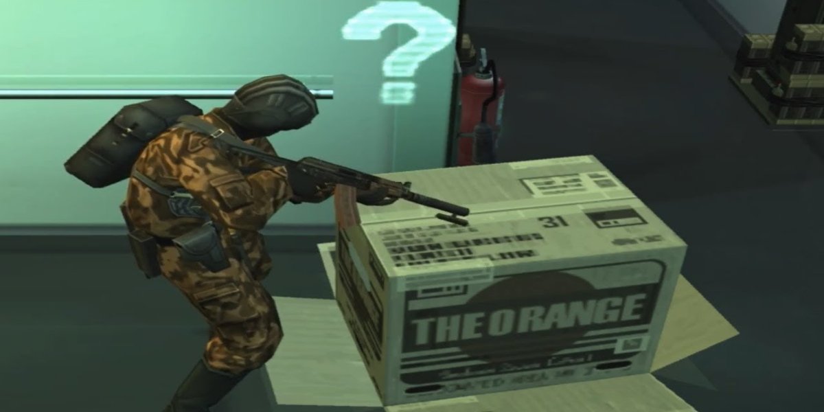 Solid Snake escondido em uma caixa em Metal Gear Solid 2: Sons of Liberty