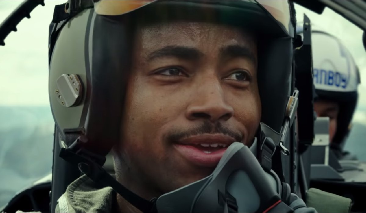 Top Gun: Maverick Jay Ellis talking to his co-pilot