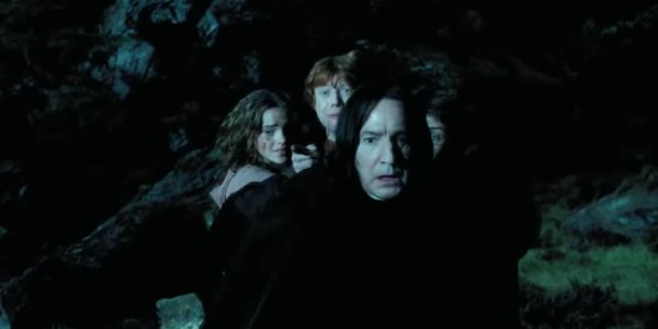 Severus Snape mencoba menghentikan mantra Quirinus pada sapu Harry Potter.
