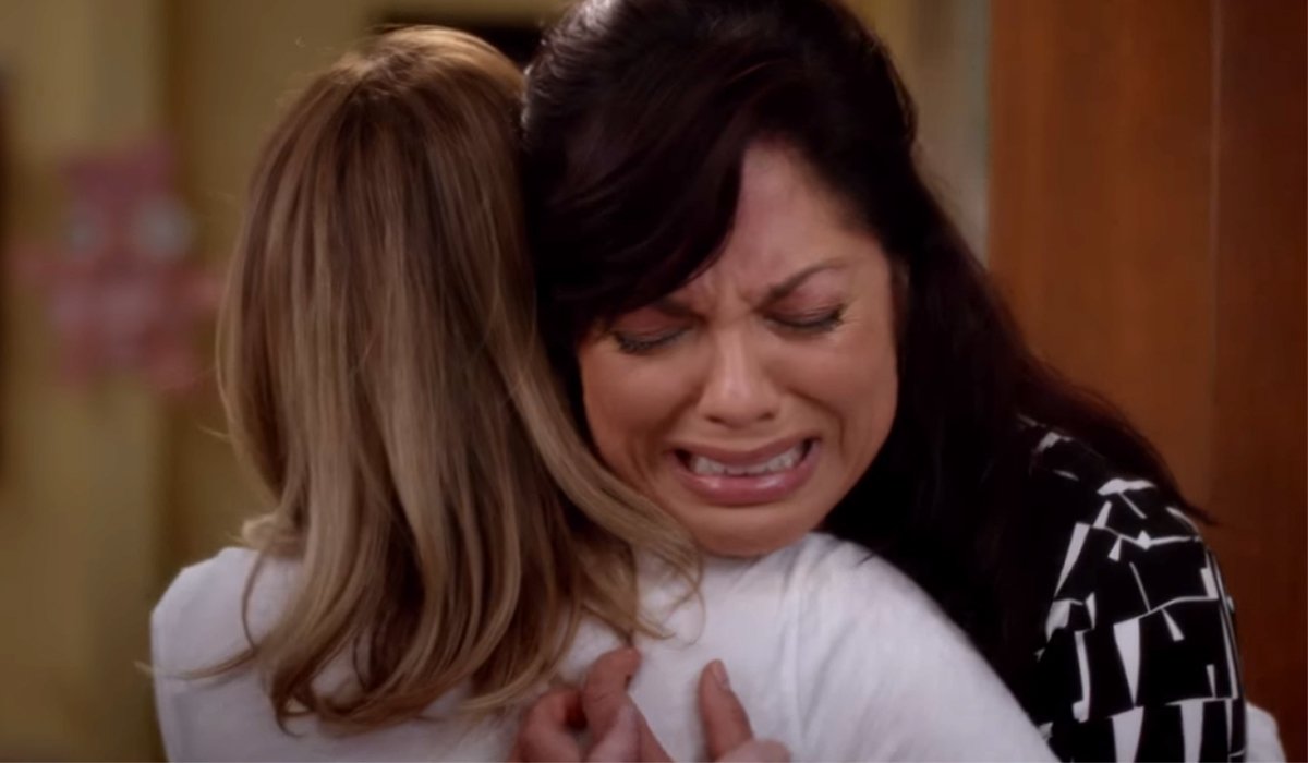 Temporada 12 de Grey's Anatomy Callie chora no ombro de Meredith