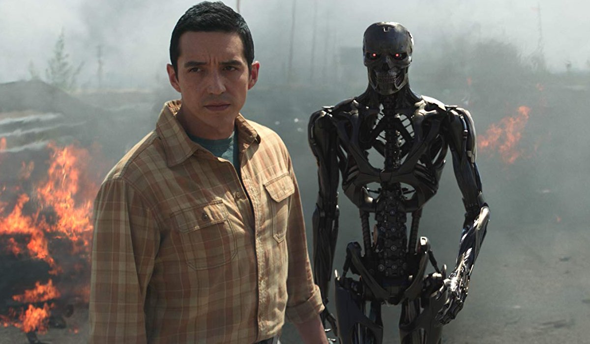 Terminator: Dark Fate REV-9 prepares to reunite its alloy with its skeleton