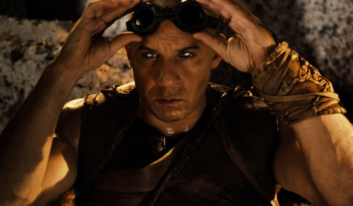 Riddick Vin Diesel fixes his goggles