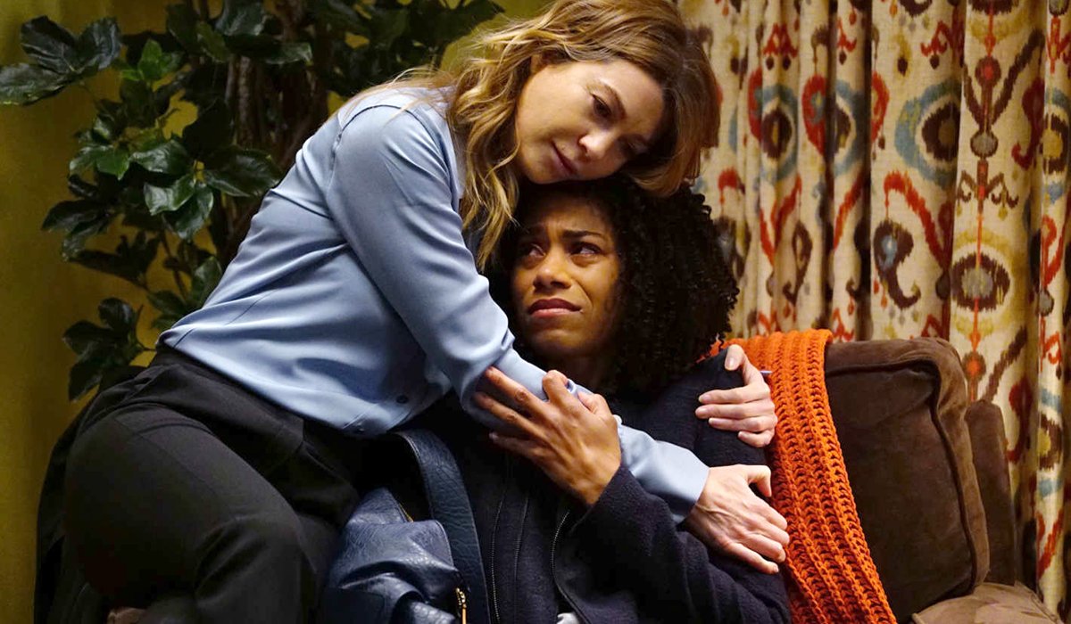 Temporada 13 de Grey's Anatomy Meredith abraça Maggie depois que mãe morre