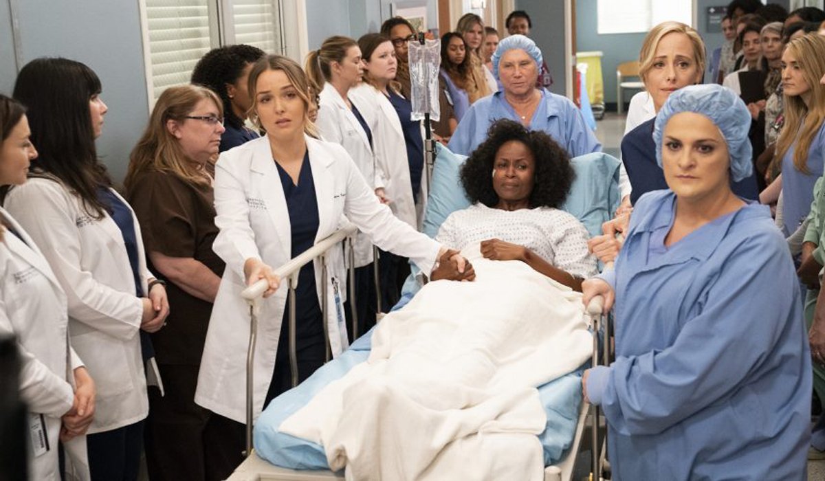Grey's Anatomy Temporada 15 mulheres alinham paredes do hospital para apoiar vítima de estupro