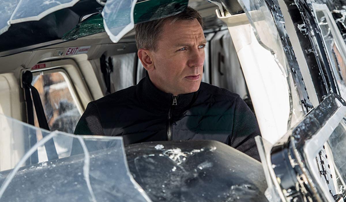 Spectre Daniel Craig in wrecked helicopter